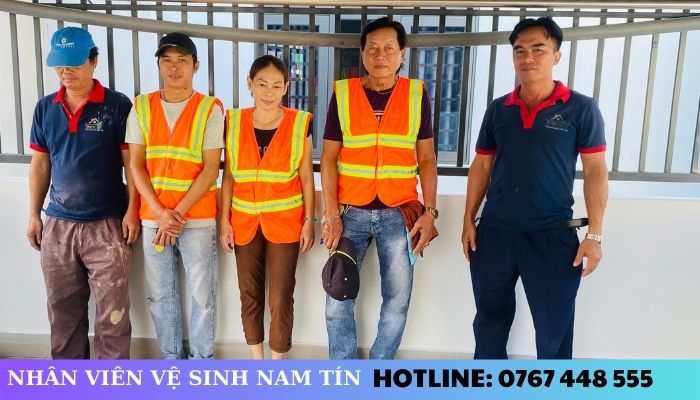 Nhân viên vệ sinh nam tín